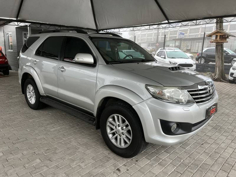 TOYOTA - HILUX SW4 - 2012/2013 - Prata - R$ 139.900,00