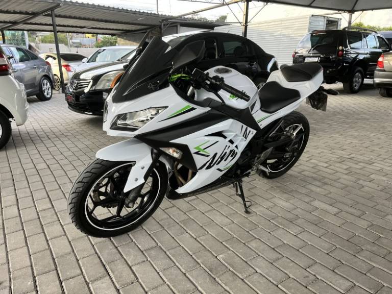 KAWASAKI - NINJA 300 - 2014/2015 - Branca - R$ 22.900,00