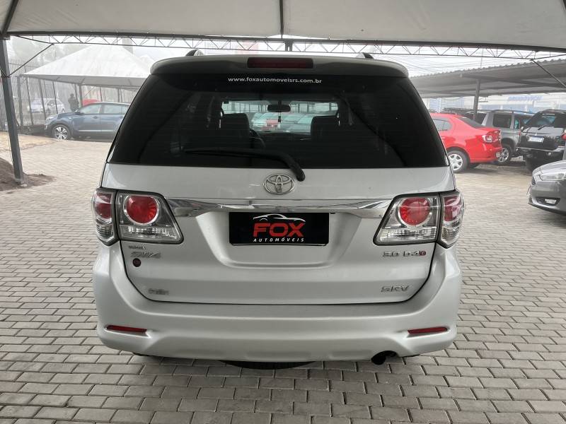 TOYOTA - HILUX SW4 - 2012/2013 - Prata - R$ 139.900,00