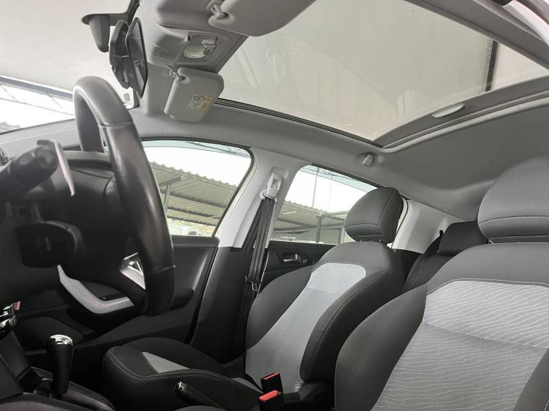 PEUGEOT - 208 - 2015/2016 - Branca - R$ 52.900,00