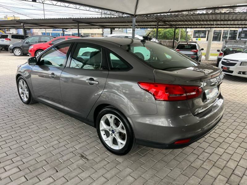 FORD - FOCUS - 2018/2019 - Cinza - R$ 65.900,00