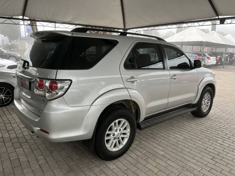 TOYOTA - HILUX SW4 - 2012/2013 - Prata - R$ 139.900,00