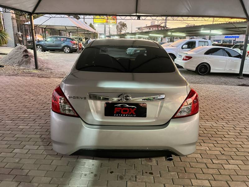 NISSAN - VERSA - 2021/2021 - Prata - R$ 70.900,00