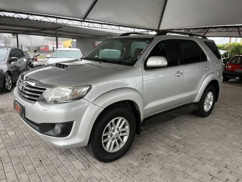 TOYOTA - HILUX SW4 - 2012/2013 - Prata - R$ 139.900,00