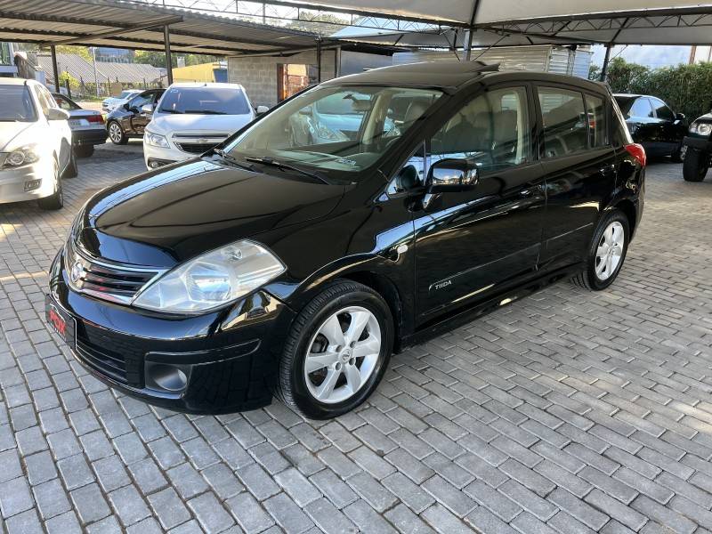 NISSAN - TIIDA - 2011/2012 - Preta - R$ 42.900,00