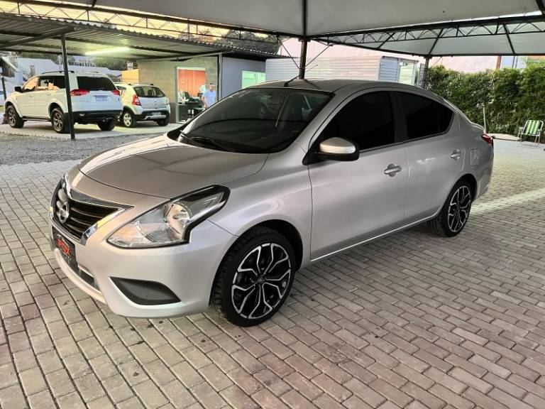 NISSAN - VERSA - 2021/2021 - Prata - R$ 70.900,00