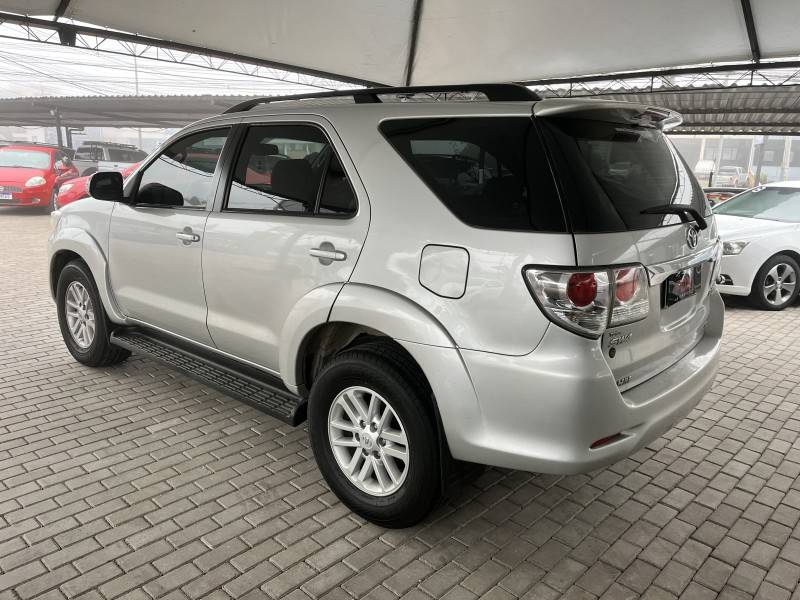 TOYOTA - HILUX SW4 - 2012/2013 - Prata - R$ 139.900,00