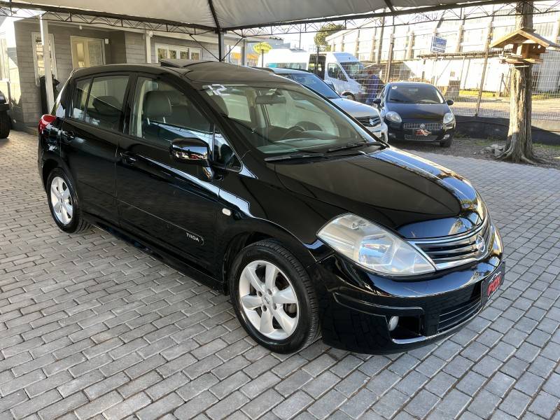 NISSAN - TIIDA - 2011/2012 - Preta - R$ 42.900,00