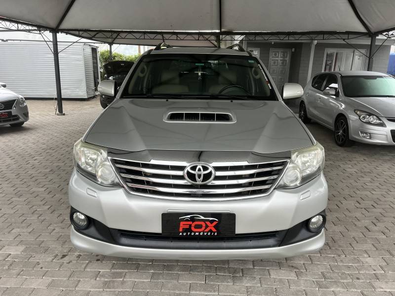 TOYOTA - HILUX SW4 - 2012/2013 - Prata - R$ 139.900,00